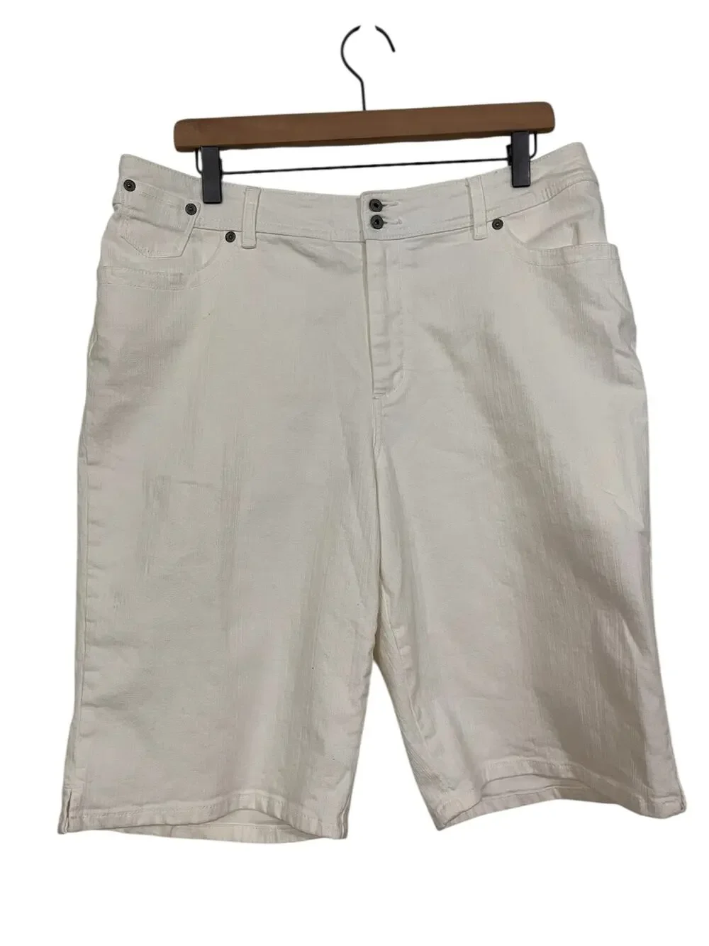 Chicos Womens White Bermuda Shorts Size 3 US Size 16